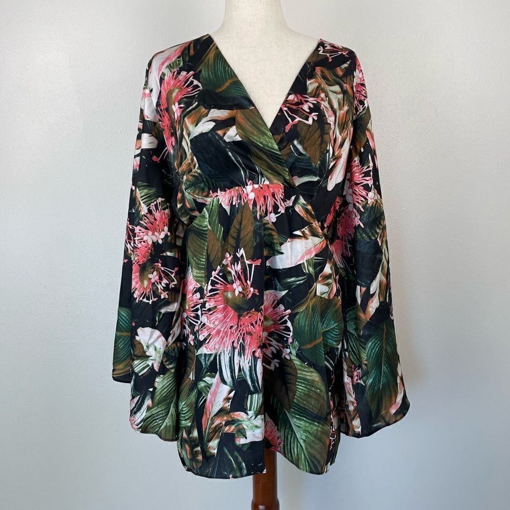 NWT Guess Floral V-Neck Top Size M